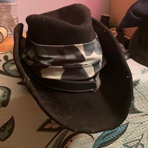 It’s made by wool rich it’s for the winter season and it does not look